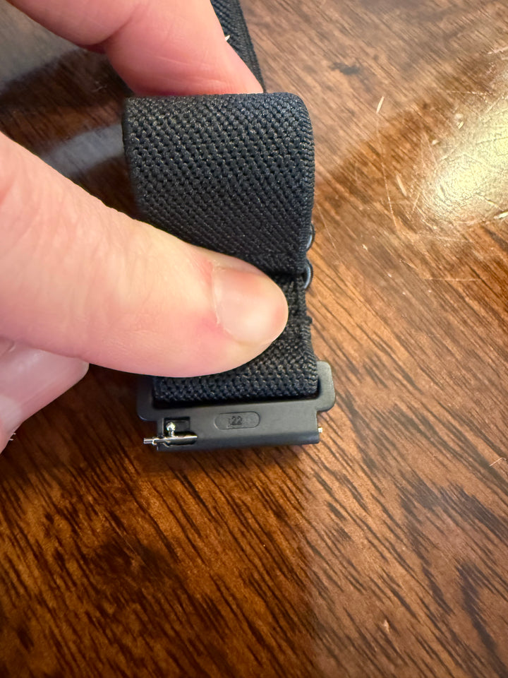 A close-up photo showing 22mm pin for the Ladyspinedoc Adjustable Bicep Smartwatch Bands.