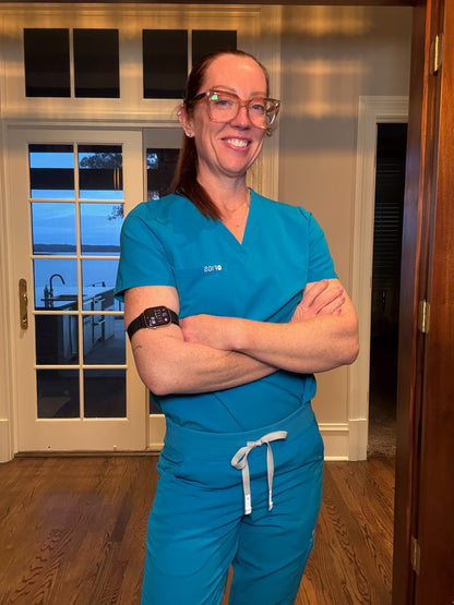 Close-up of Dr. Betsy Grunch / Ladyspinedoc wearing her Adjustable Bicep Smartwatch Band in black.